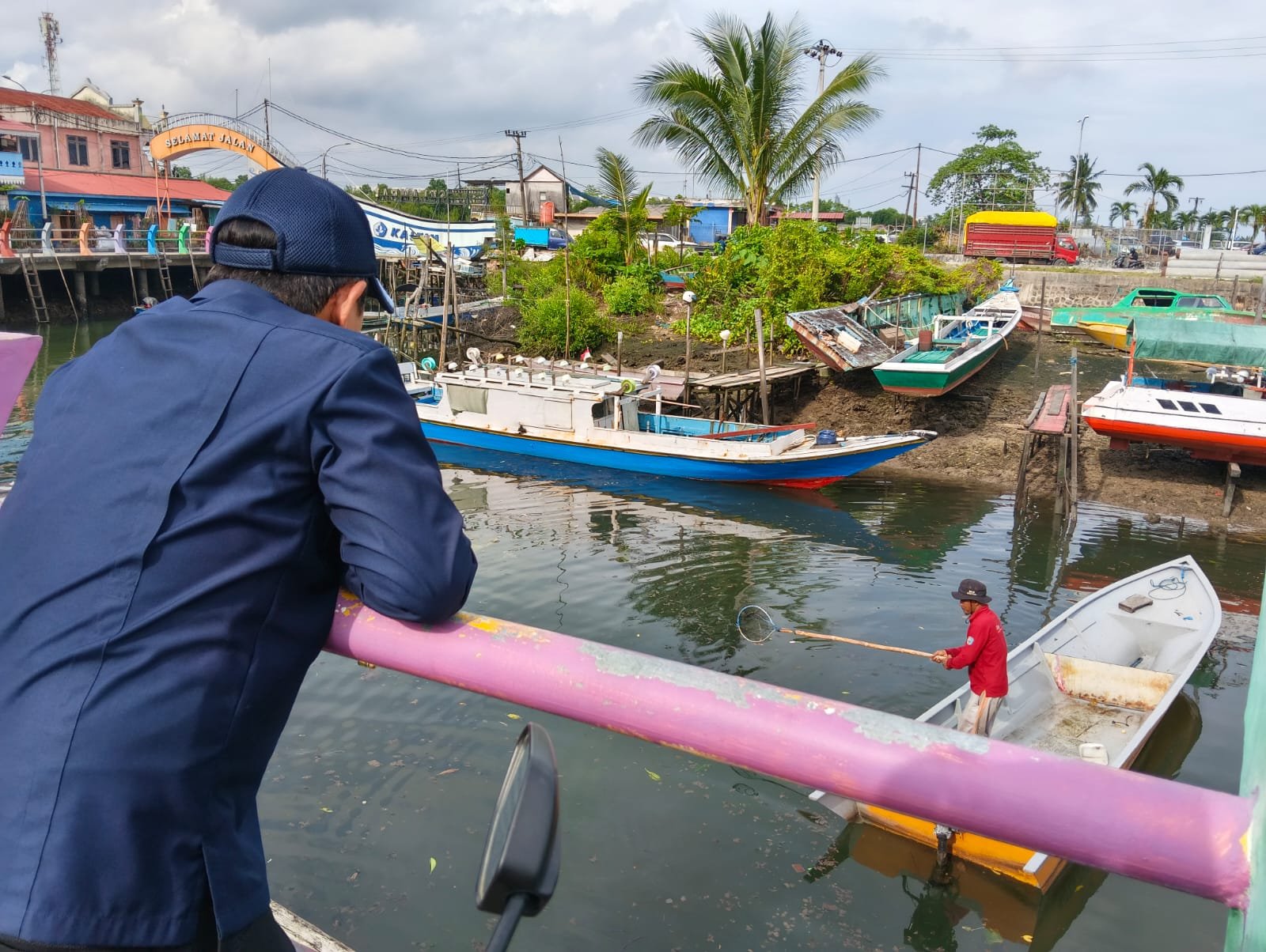 Menteri LH Hanif Faisol Tersenyum Saat Lihat Petugas Bersihkan Sampah Laut di Selambai Bontang