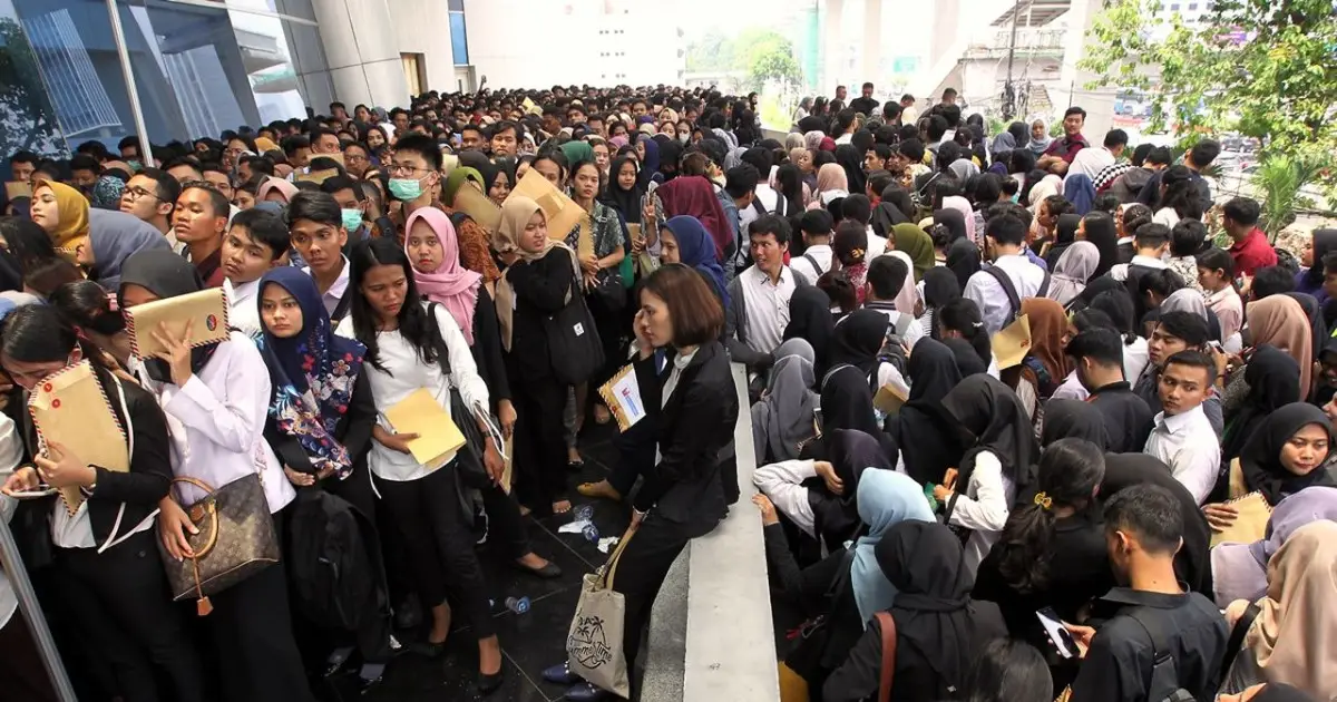 Pekerjaan Layak di Tengah Pertumbuhan Ekonomi Semu di Indonesia